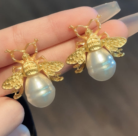Womens Elegant And Minimalist Pearl Earrings